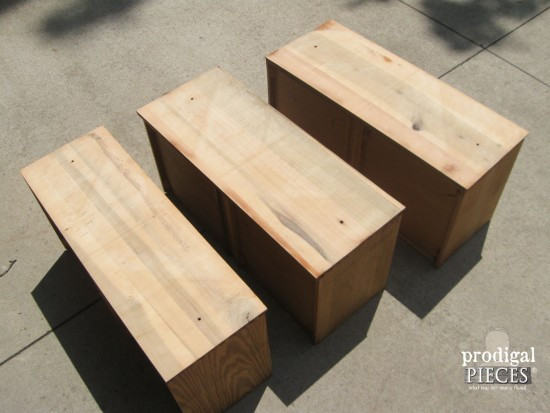 Chẳng mấy chốc, 3 ngăn tủ đã trở về màu gỗ của nó. (Ảnh: prodigalpieces)