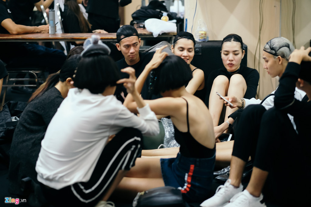 Nhiều nhóm người mẫu tụ tập lại, cùng bày đồ ăn ra sàn và tranh thủ ăn uống giữ sức cho đêm diễn. Tối 19/4, Tuần lễ Thời trang Việt Nam mở màn với 4 show của các thương hiệu: Nguyễn Công Trí, Weill Paris, Eva De Eva và Sabra Andre.