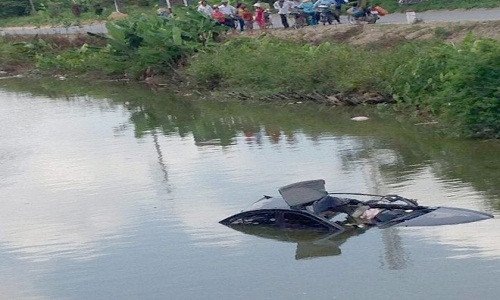 Xe con bi dam vang xuong song, tai xe tu vong