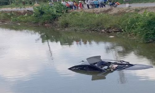 Xe con bi dam vang xuong song, tai xe tu vong