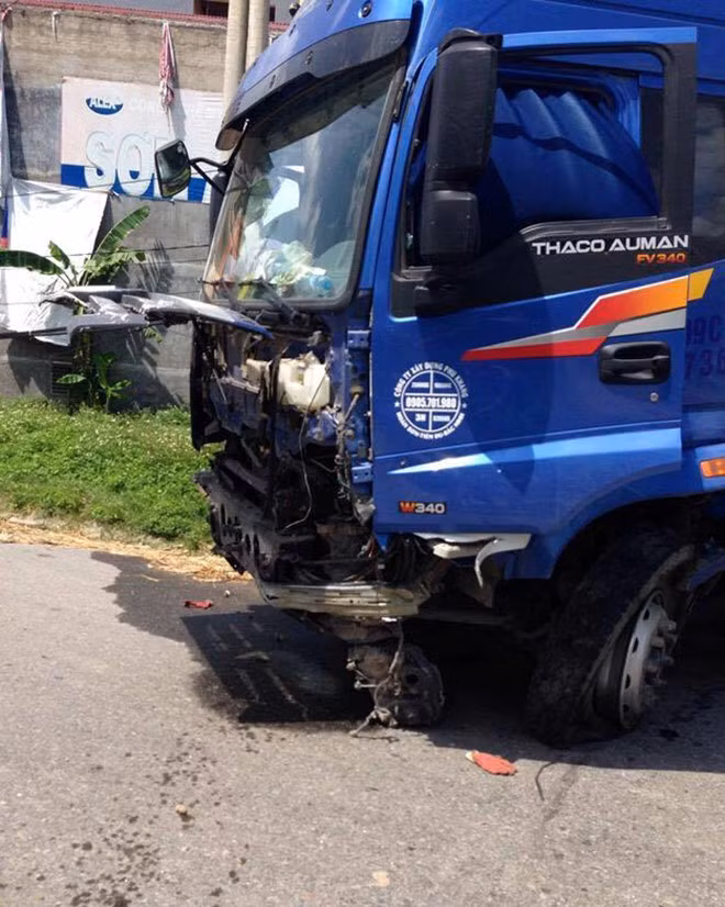 Xe con bi dam vang xuong song, tai xe tu vong-Hinh-2