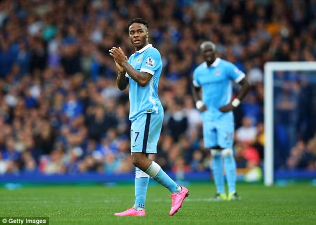 Tuy nhỏ bé với chiều cao khiêm tốn 1m70 nhưng Sterling sở hữu tốc độ bức phá tuyệt vời cùng nền tảng kỹ thuật cá nhân khéo léo. Ngoài ra, khả năng chuyền bóng, dứt điểm và chọn vị trí của anh cũng khá tốt. Sau 31 trận trong màu áo Man City mùa giải này, Sterling đã ghi được 9 bàn và có 7 pha kiến tạo.