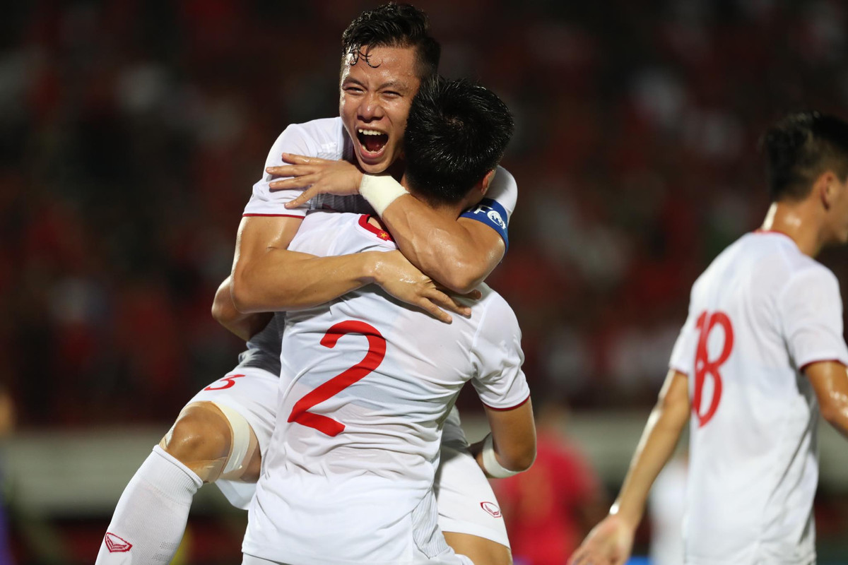 Đội trưởng Quế Ngọc Hải ăn mừng với người đá cặp của mình tại hàng trung vệ là Đỗ Duy Mạnh.