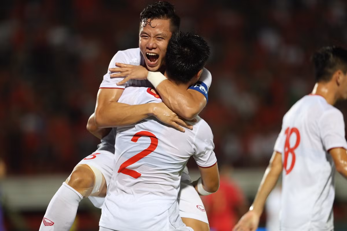 Đội trưởng Quế Ngọc Hải ăn mừng với người đá cặp của mình tại hàng trung vệ là Đỗ Duy Mạnh.