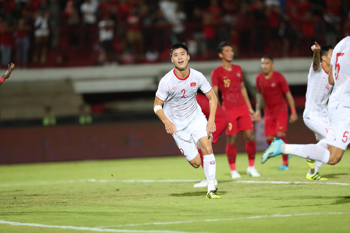 Sau bàn thắng ngoài việc vui mừng, NHM đội tuyển Việt Nam vô cùng thích thú với cách ăn mừng của trung vệ Duy Mạnh.