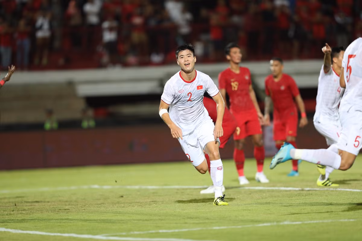 Sau bàn thắng ngoài việc vui mừng, NHM đội tuyển Việt Nam vô cùng thích thú với cách ăn mừng của trung vệ Duy Mạnh.