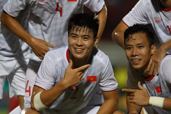 Cái răng khểnh của Duy Mạnh là điểm nhấn trong bức ảnh ăn mừng bàn thắng kiểu check-in.