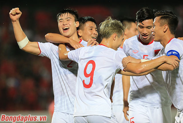 Niềm vui của các cầu thủ Việt Nam sau pha mở tỷ số của Duy Mạnh. Ảnh: Bongdaplus.