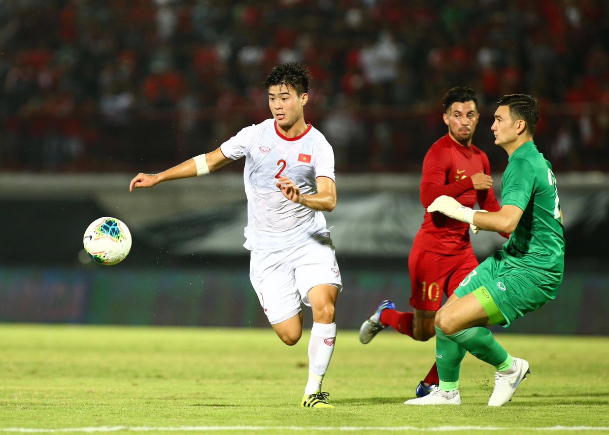 Duy Mạnh không chỉ có bàn thắng mà anh còn hoàn thành tốt nhiệm vụ chính là chốt chặn bên cánh trái trong bộ 3 trung vệ của HLV Park Hang-seo.