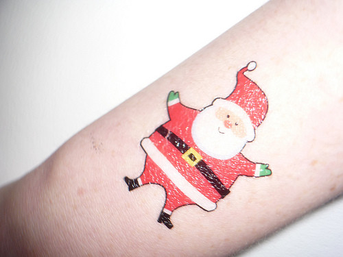 Ngày Giáng sinh đã quá quen thuộc với các bạn trẻ phương Tây và những năm gần nay, ở Việt Nam ngày này cũng được nhiều người hưởng ứng nhiệt tình và rất nhiều những hình xăm liên quan đến ngày lễ này được các bạn tìm tòi để lưu lại cho mình kỉ niệm.