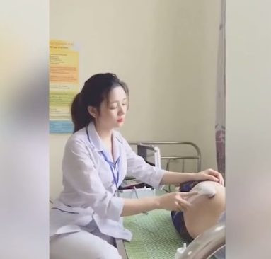 Làn da trắng, góc nghiêng hoàn hảo, đôi môi đỏ thắm - dường như Linh Chi hội tụ đủ những yếu tố khiến cho phái nam phải "đổ gục".