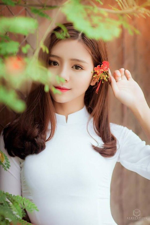 Hiện tại, Linh Chi đang làm việc tại Bệnh viện Hữu nghị Đa khoa Nghệ An. Không chỉ trong đồng phục điều dưỡng, mà thường ngày, những bức ảnh của cô cũng vô cùng xinh đẹp và thu hút.