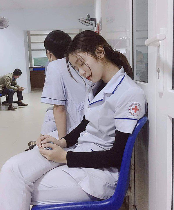 Dù clip chỉ quay ở góc nghiêng, nhưng có thể thấy, nữ chính đẹp không góc chết. Sau khi xem xong clip, các chàng trai đã rần rần truy tìm info của nữ điều dưỡng viên này.
