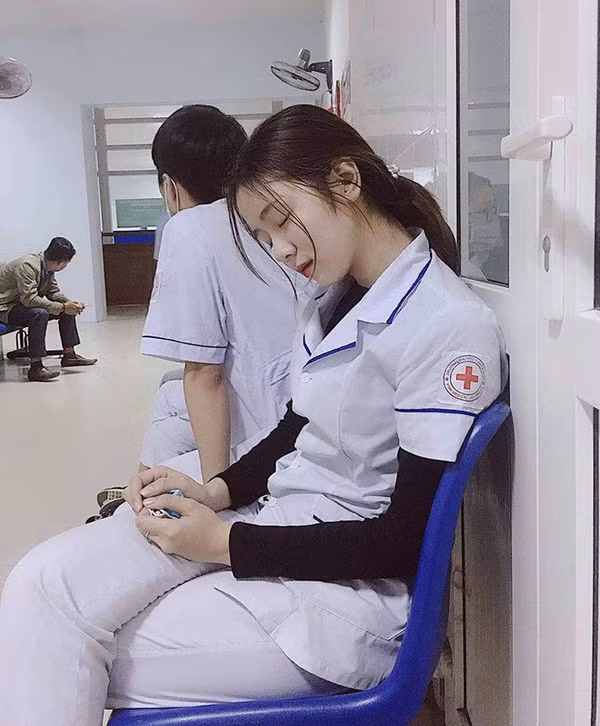 Dù clip chỉ quay ở góc nghiêng, nhưng có thể thấy, nữ chính đẹp không góc chết. Sau khi xem xong clip, các chàng trai đã rần rần truy tìm info của nữ điều dưỡng viên này.
