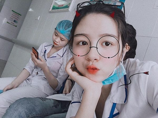 Được biết, nữ điều dưỡng viên gây sốt đó là Đào Linh Chi, sinh năm 1998, quê ở Nghệ An, từng gây sốt vì bức ảnh bị chụp lén khi ngủ gật tại nơi làm việc.