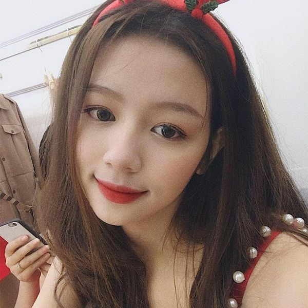 Diện đồng phục y tá, tóc cột gọn gàng nhưng làn da trắng và gương mặt thanh tú của cô nàng vẫn gây ấn tượng mạnh cho người nhìn. Dù chỉ là ảnh chụp trong lúc đang ngủ gật, cô gái vẫn xinh đẹp hút hồn.