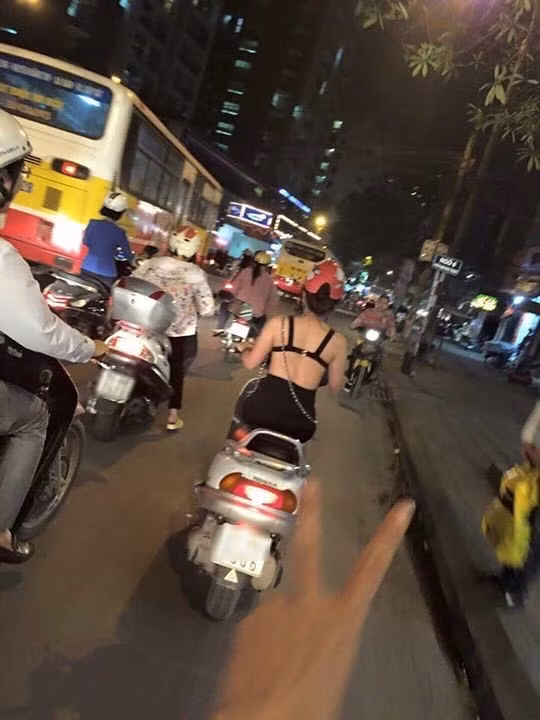 Mặc dù mới đầu năm mới nhưng dân mạng đã phải một lần nhắc tới chuyện chị em ăn mặc "tàng hình".