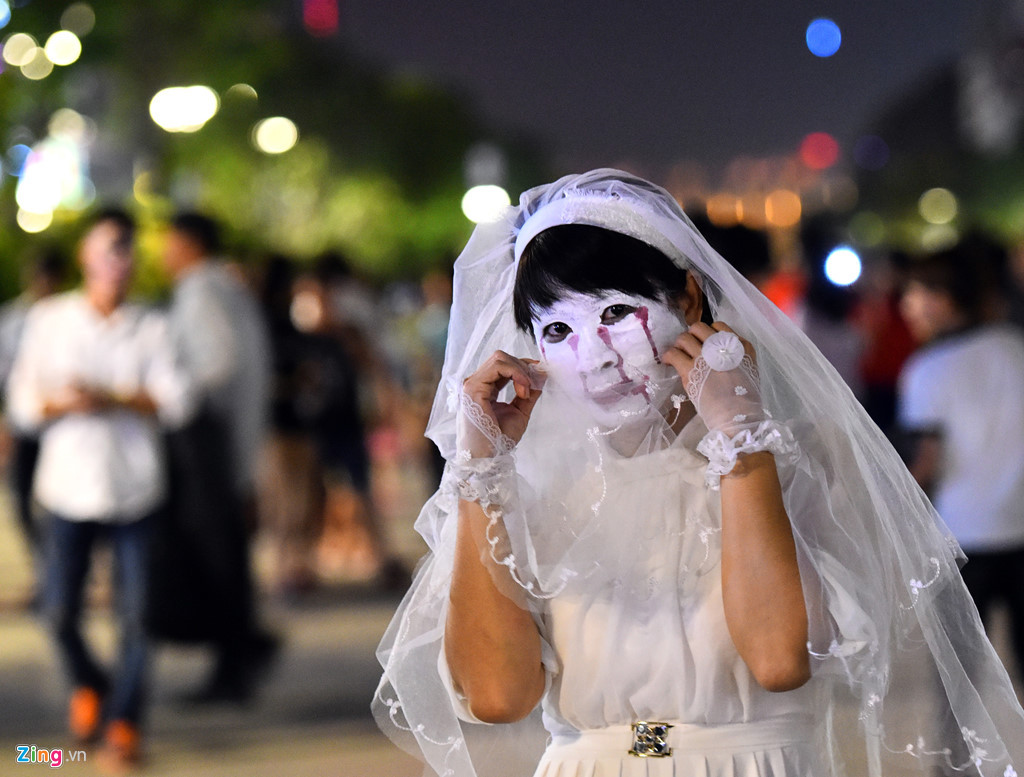 Không chỉ đăng tải bức ảnh, chủ nhân còn đính thêm dòng trạng thái : "Cười chết mất thôi! Hôm qua đi đám cưới con em thì mình đã chụp được những quả ảnh thật là để đời. Đây là cảnh cô dâu đang ngồi chờ chú rể vào gõ cửa phòng để nhận vợ. Hỏi nó tại sao lại đeo mặt nạ ngáo ộp như thế, không sợ chú rể sợ chạy mất dép à? Nó bảo cho nhìn từ đầu cho quen đi".