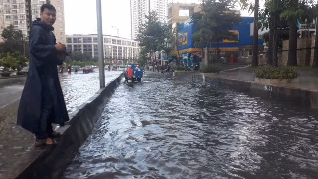 Đường Nguyễn Hữu Cảnh bị ngập nước sau trận mưa ngày 28-6 - Ảnh: CTV