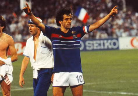 Nắm trong tay chiếc băng thủ quân, Michel Platini đã trở thành linh hồn và nhạc trưởng của đội tuyển Pháp. Ông đã gây ấn tượng đặc biệt không chỉ ở khả năng dẫn dắt, tổ chức mà còn bùng nổ với số bàn thắng ghi được.