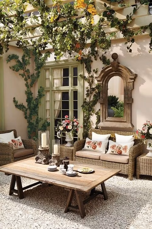 Góc sân vườn nhỏ được sắp xếp bàn ghế, lọ hoa đủ để chủ nhà có không gian yên bình để trò chuyện với bạn bè, người thân.