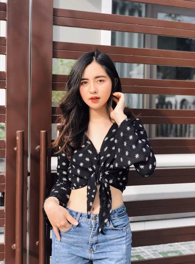 Gần đây, chính Thu Trang là cô gái nổi bật trên MXH khi khoe những tấm ảnh selfie trong vườn hoa tam giác mạch.