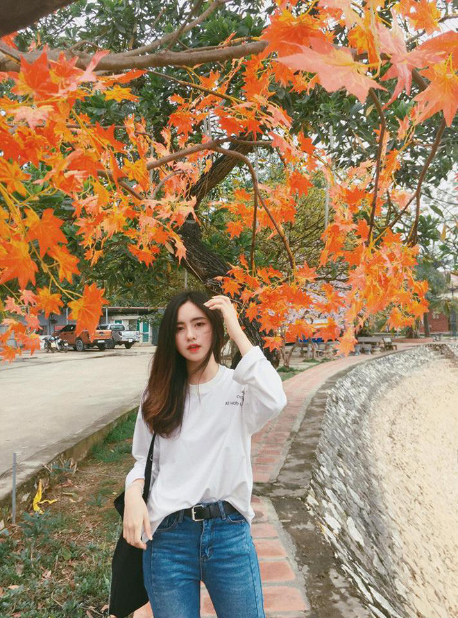 Cô bạn cuốn hút mọi người ngay từ cái nhìn đầu tiên bởi làn da trắng mịn, khuôn mặt xinh xắn cùng nụ cười rạng rỡ.