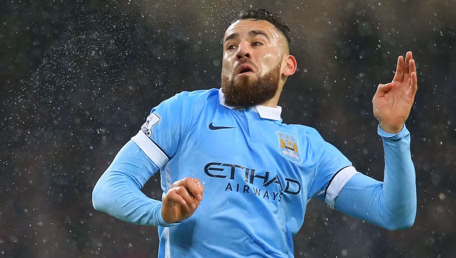 Cái tên đầu tiên trong danh sách đội hình 11 hậu vệ xuất sắc nhất thế giới của trang ​​Four Four Two là hậu vệ Nicolas Otamendi của CLB Manchester City. Trước khi đến với nửa xanh thành Manchester, Otamendi là trung vệ số một của CLB Valencia ở mùa giải năm ngoái giúp CLB này chỉ để thủng lưới có 32 bàn thua.