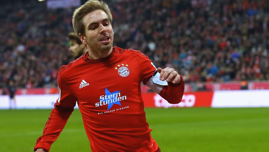 Philipp Lahm đã chính thức từ giã màu áo tuyển Quốc gia Đức, tuy nhiên anh vẫn là cái tên hàng đầu thế giới thời điểm hiện tại. Xuất thân là một hậu vệ phải thuần túy, tuy nhiên Lahm có khả năng hơn thế, anh được Pep Guardiola sử dụng ở rất nhiều những vai trò khác nhau như tiền vệ trung tâm hay tiền vệ cánh phải.