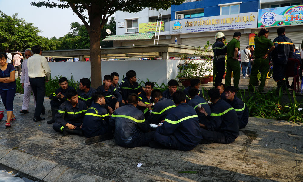 Thượng tá Nguyễn Thanh Hưởng - Phó Giám đốc phụ trách Cảnh sát PCCC TP HCM cho biết, lực lượng chức năng đã điều động 34 xe cứu hỏa cùng 200 chiến sĩ đến hiện trường, tiếp cận dập lửa, cứu người. Ảnh: Motthegioi.vn