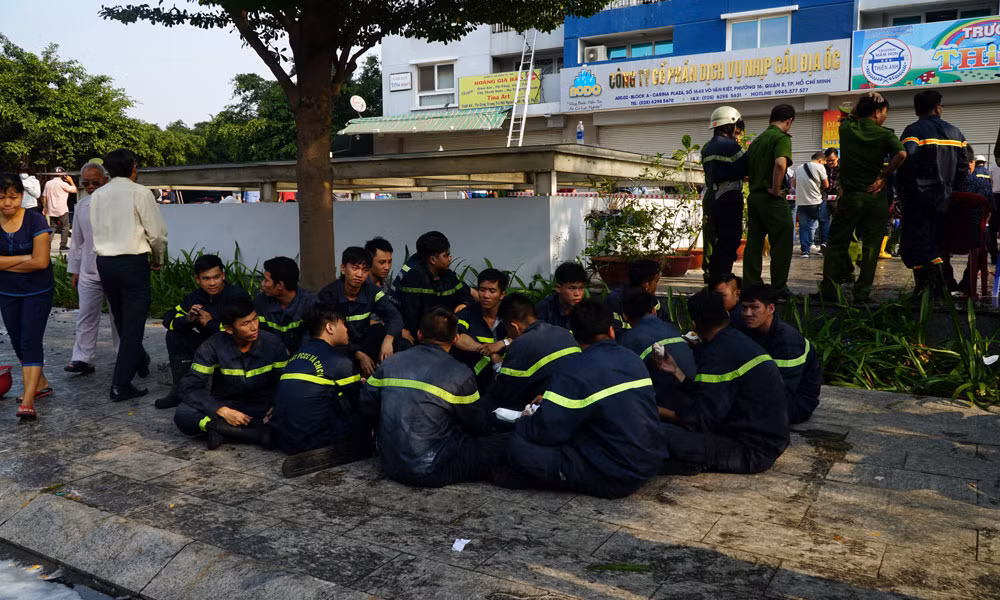 Thượng tá Nguyễn Thanh Hưởng - Phó Giám đốc phụ trách Cảnh sát PCCC TP HCM cho biết, lực lượng chức năng đã điều động 34 xe cứu hỏa cùng 200 chiến sĩ đến hiện trường, tiếp cận dập lửa, cứu người. Ảnh: Motthegioi.vn