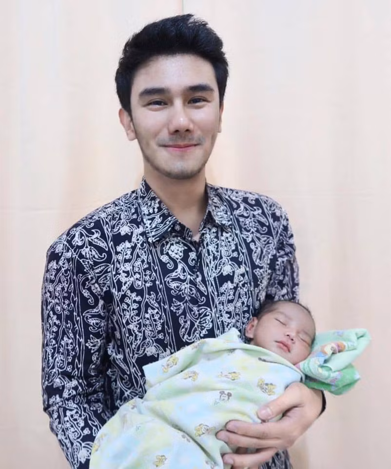 Mặc dù vẫn còn rất nhỏ nhưng khuôn mặt của bé đã rất có nét, từ lông mày rậm cho tới sống mũi cao tự nhiên và đôi mắt long lanh, bé đều được thừa hưởng từ ông bố Anton đẹp trai.