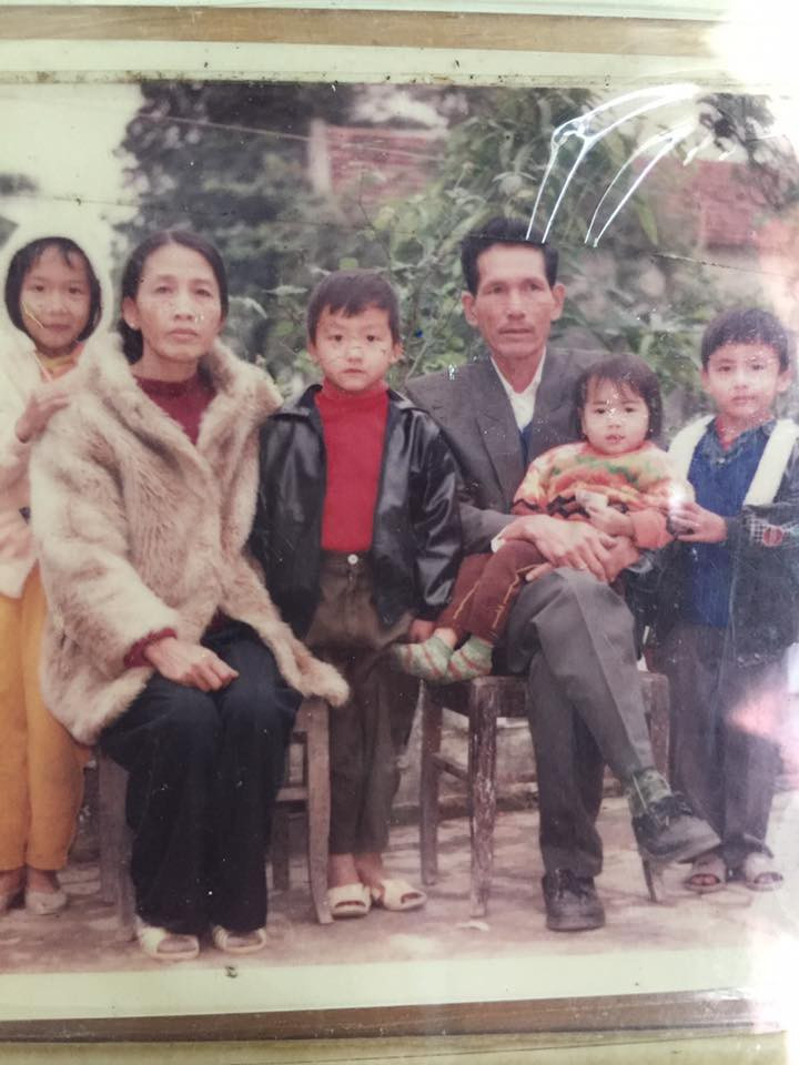 Một gia đình quây quần với thời trang khá lộn xộn.