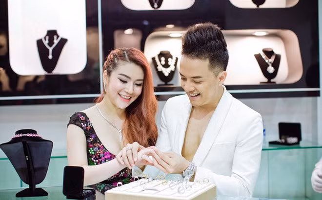 Hồi tháng 9, bệnh tình của Đoàn Dạ Ly cũng đã được thông báo trên trang cá nhân. Thông tin trên khiến không chỉ gia đình, bạn bè đồng nghiệp mà các fan yêu quý cô nàng Miss Teen một thời này không tránh khỏi được tâm trạng quá sốc.