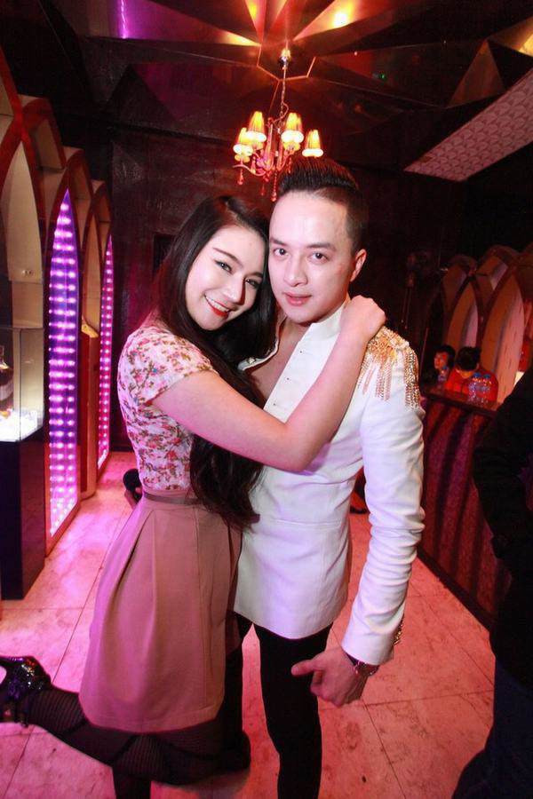 Hồi đầu năm, Đoàn Dạ Ly phát hiện mắc bệnh ung thư buồng trứng, lúc này bệnh đã ở giai đoạn cuối, di căn khắp cơ thể.