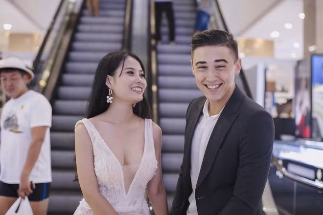 Khi đọc được những bình luận của dân mạng khen ngợi Yura đẹp trai, mơ ước được đứng vào vị trí của Uyên, cô gái người Nha Trang này cảm thấy rất hãnh diện và thấy may mắn vì đã có một người bạn trai điển trai khiến mọi người phải ghen tỵ.