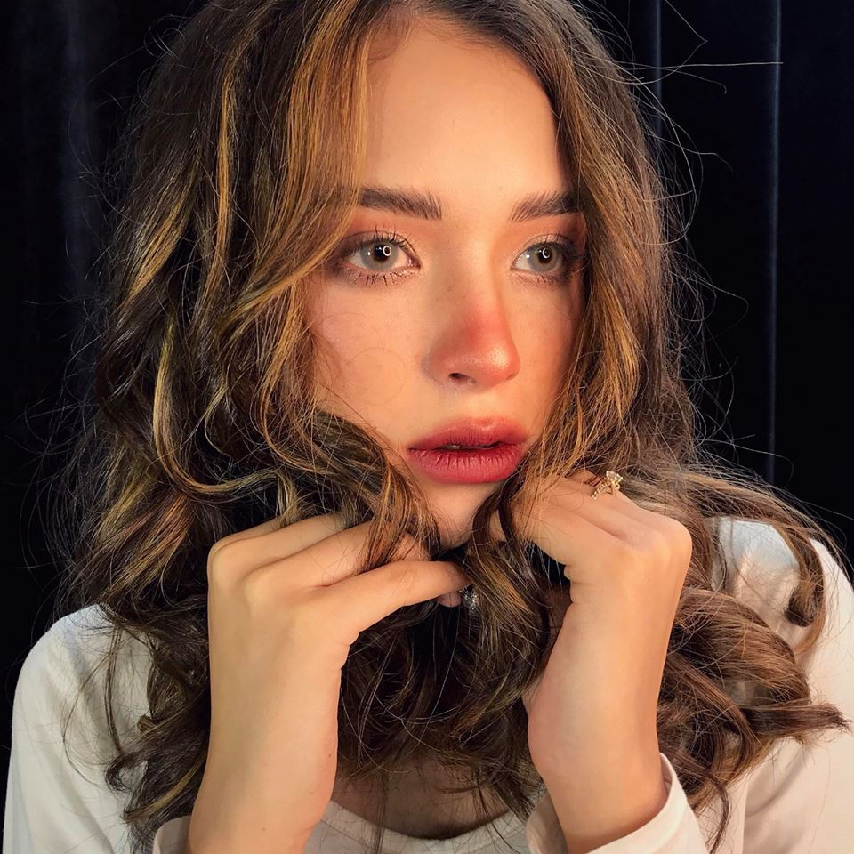 Hiện tại, Khánh Uyên vẫn chăm chỉ học hành để theo đuổi ngành thiết kế thời trang chuyên nghiệp mà mình hằng mơ ước.