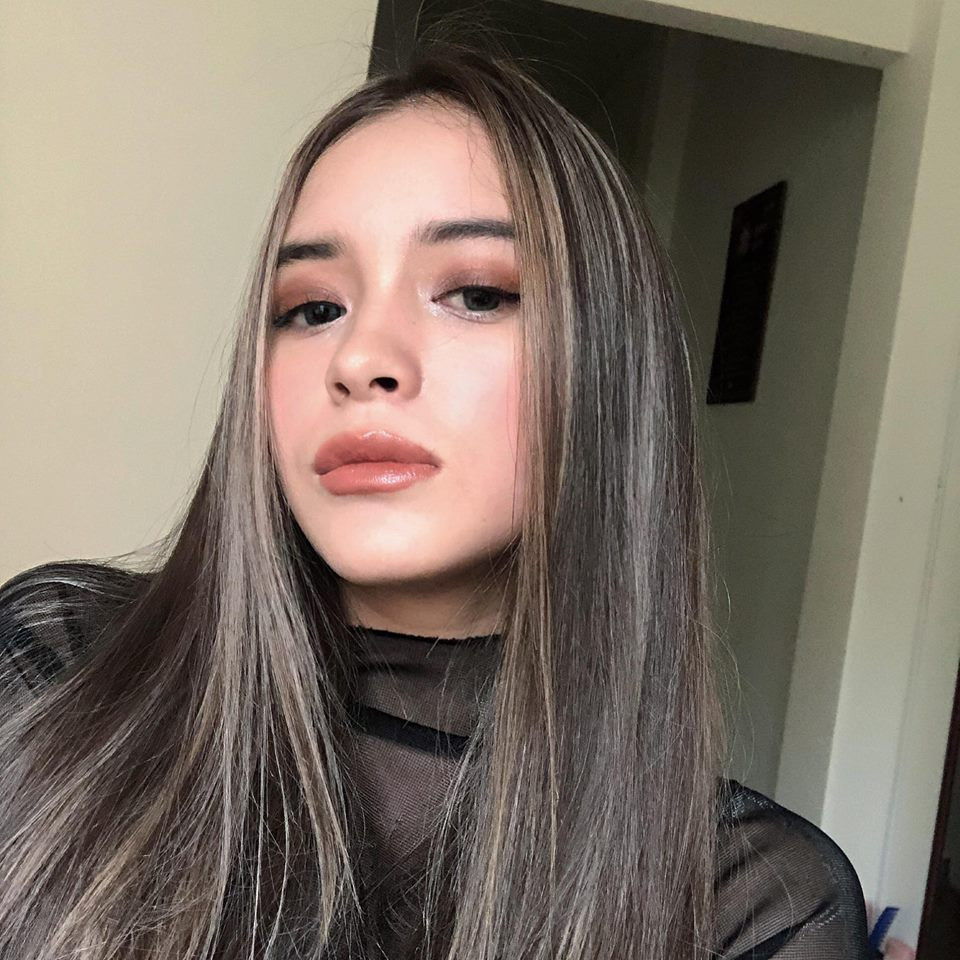 Khánh Uyên cao 1m63, hiện là người mẫu ảnh cho các shop thời trang tại Đà Lạt. Cô bạn hot girl này đến với công việc trên từ khi mới 16 tuổi.