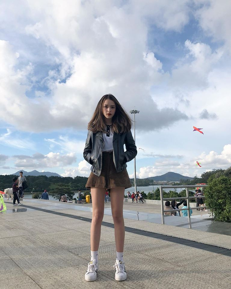 "Nhiều người nghĩ rằng vì có nét lai nên em chụp hình hay làm mẫu thuận lợi hơn, em không cho là vậy. Em nghĩ mỗi người đều có một nét đẹp khác nhau, mỗi người một thế mạnh nên chẳng thể nào ỉ vào nét lai mãi được", Khánh Uyên cho biết.