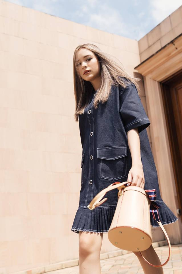 "Em rất đam mê với việc chụp hình. Từ bé em đã thích đứng trước ống kính tạo dáng. Em thích thời trang, thích thiết kế, mỗi trang phục mặc lên người đều là động lực để em theo đuổi con đường thời trang chuyên nghiệp". Khánh Uyên chia sẻ thêm.