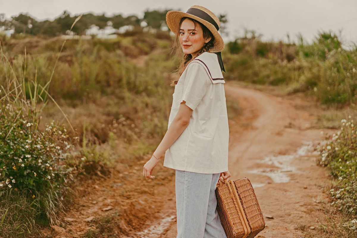 Khánh Uyên dễ dàng gây ấn tượng với người khác bởi gương mặt xinh đẹp, thần thái sang chảnh. Một điểm khiến hot girl 10X này thu hút nhiều sự chú ý nữa đó chính là nét lai tây đặc trưng.