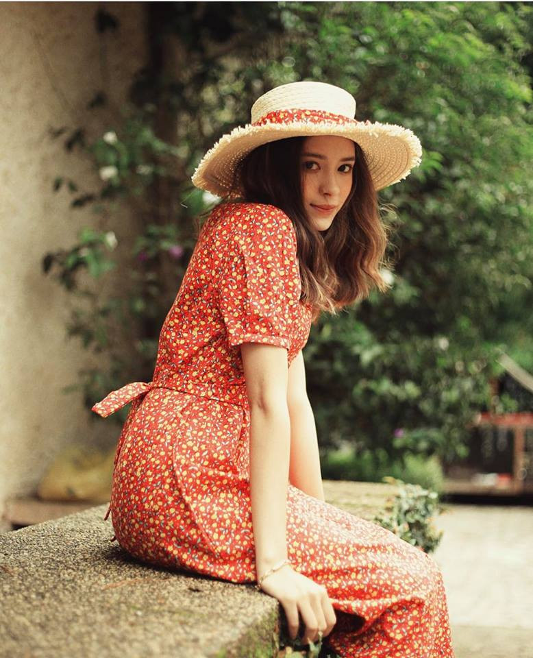 Ngoài việc làm mẫu, mới đây Khánh Uyên đã lấn sân sang lĩnh vực diễn xuất, góp mặt trong 1 số clip, MV ca nhạc.