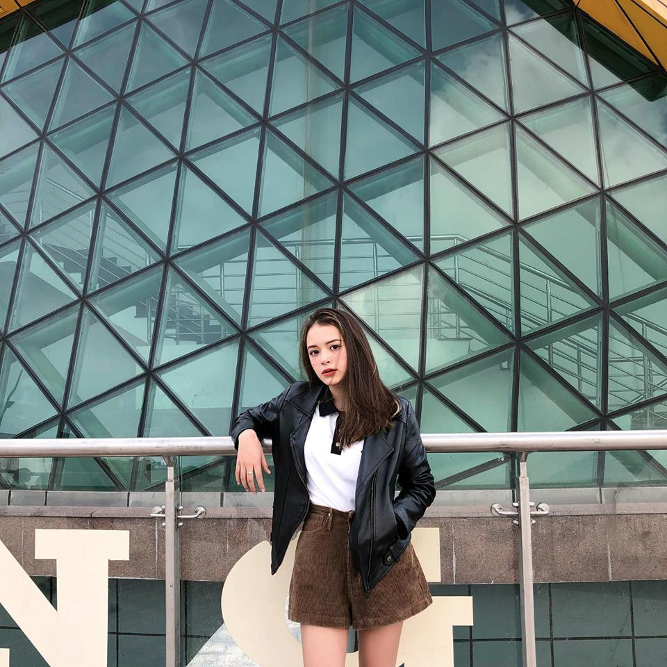 Được biết, Khánh Uyên có ông ngoại là người Mỹ và cô là con lai đời thứ ba. Tuy nhiên, vẫn giữ được những đường nét cơ bản của người Mỹ trên gương mặt của mình.