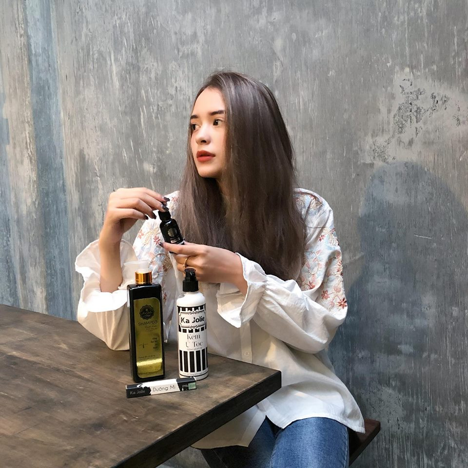 Bộ ảnh đầu tiên Khánh uyên chụp là từ khi học lớp 9. Khi đó cô bạn này khá non nớt, không biết tạo dáng và chủ yếu theo sự chỉ đạo của nhiếp ảnh gia. Tuy nhiên, qua năm tháng trau dồi qua các bộ ảnh, hot girl 10X lai này đã dần thành thạo các dáng để phù hợp với từng góc ảnh và trang phục mình đang mặc