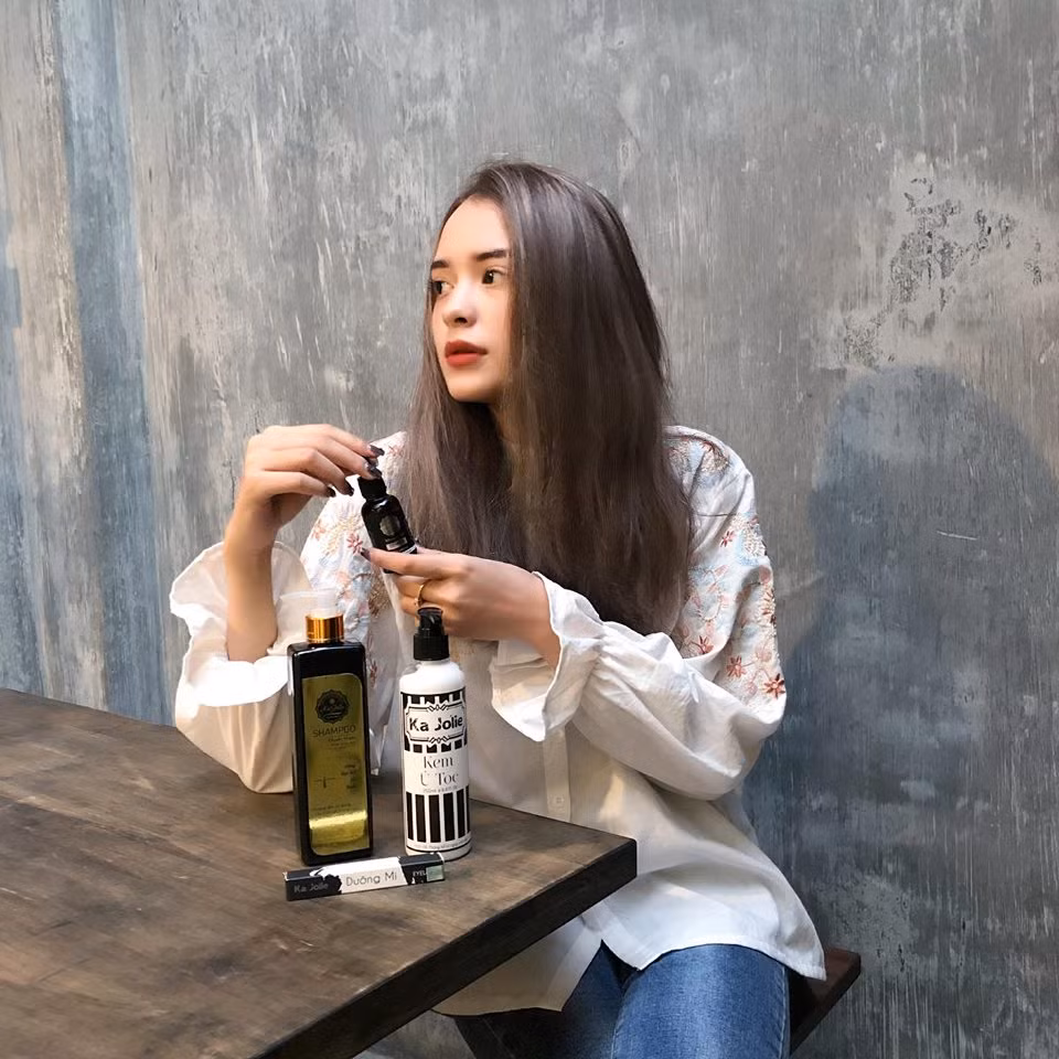 Bộ ảnh đầu tiên Khánh uyên chụp là từ khi học lớp 9. Khi đó cô bạn này khá non nớt, không biết tạo dáng và chủ yếu theo sự chỉ đạo của nhiếp ảnh gia. Tuy nhiên, qua năm tháng trau dồi qua các bộ ảnh, hot girl 10X lai này đã dần thành thạo các dáng để phù hợp với từng góc ảnh và trang phục mình đang mặc