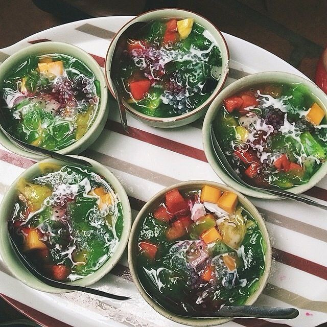 Cái tên Bobochacha thì dài quá, nên thường được gọi ngắn lại thành Bocha thôi. Chè được làm từ các hạt thạch nhỏ li ti, kết hợp cùng nước cốt dừa và các nguyên liệu khác tạo thành bốn loại là Bocha đen, Bocha trắng, Bocha mix và Bocha hoa quả.