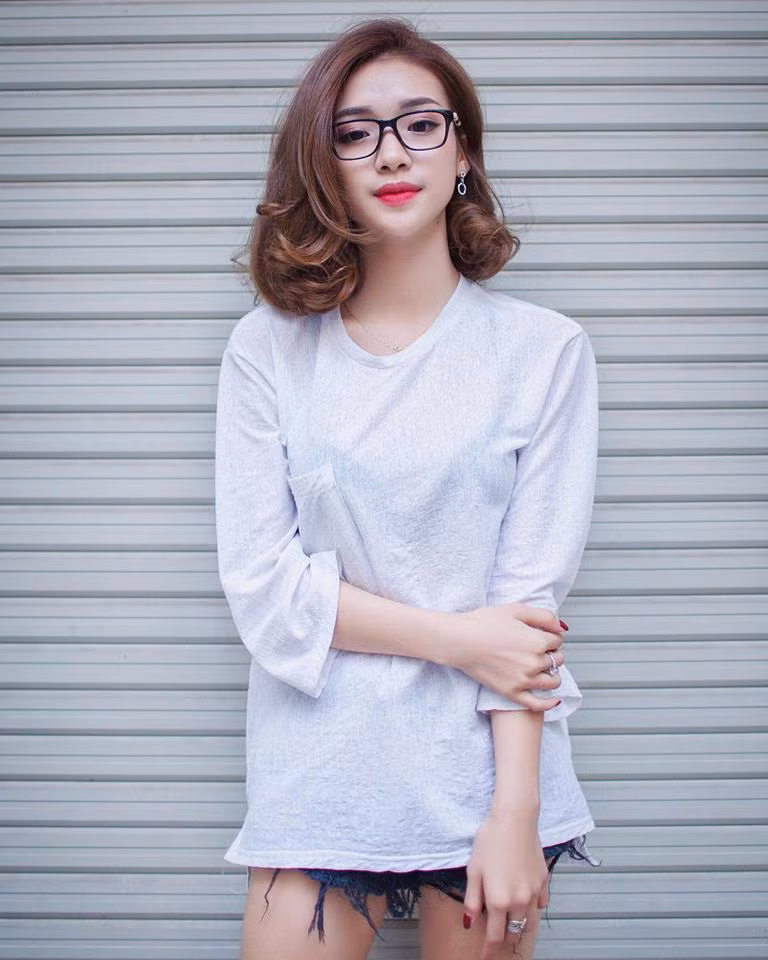 Sở hữu gương mặt đẹp, với những đường nét ưa nhìn tựa các sao Hàn Quốc, Hải Anh được nhiều người nhớ đến. Với những nét đẹp của mình, trước khi bước vào lĩnh vực kinh doanh, cô bạn 9X xinh xắn này đã có kinh nghiệm hơn 1 năm làm người mẫu ảnh cho các shop thời trang.