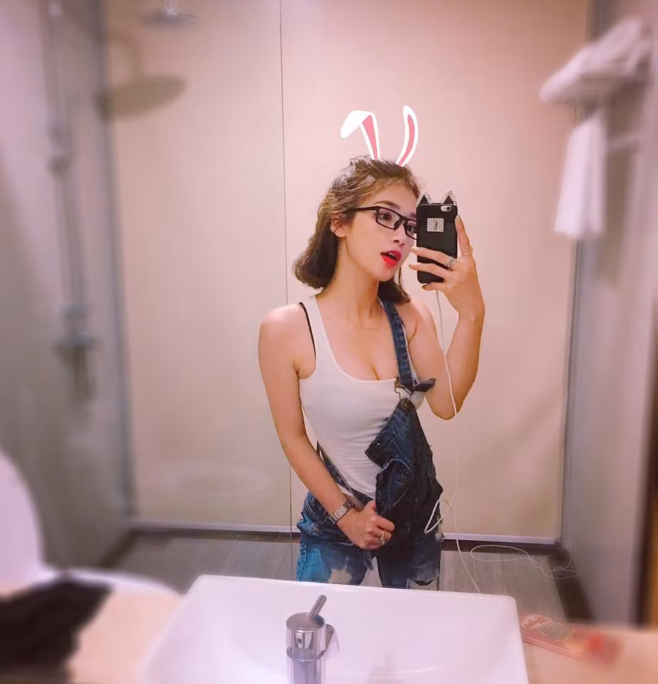 Sau một thời gian, sẵn có lợi thế về ngoại hình, với kinh nghiệm làm người mẫu ảnh 9X cũng tận dụng "cây nhà lá vườn", vừa làm "cô chủ nhỏ", vừa làm model quảng bá hình ảnh cho mẫu thời trang, mỹ phẩm của mình.