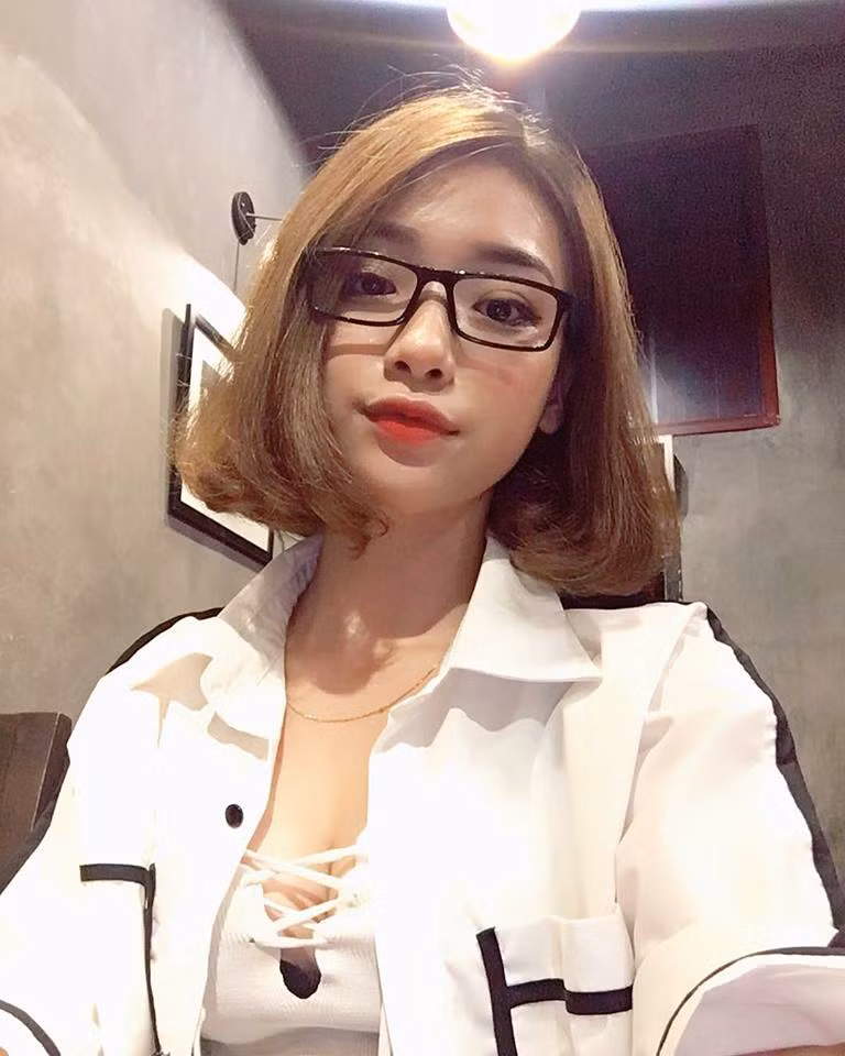 "Cô chủ nhỏ" Hải Anh tên đầy đủ là Nguyễn Lý Hải Anh sinh năm 1998 tại Hà Nội. Cô bạn 9X Hà thành này bắt đầu kinh doanh thời trang online từ năm 17 tuổi và đã bước đầu có thị phần lớn trong lòng giới trẻ.