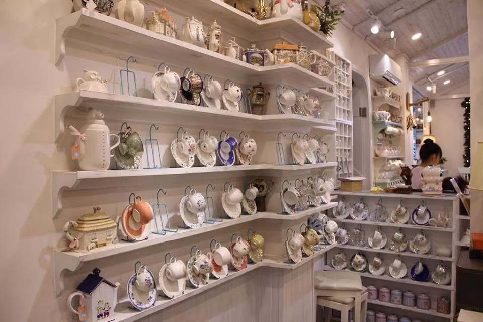 Kệ tách được được sắp xếp khá gọn gàng khiến các bạn trẻ bị hút hồn.